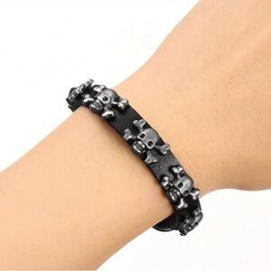Gothic Skull faux leather bracelet black and silver
